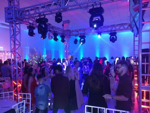 DJ e pista de dança com robótica profissional