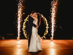 Efeito Cold Spark faísca fria indoor para entrada dos noivos na festa de casamento - Padoma Eventos
