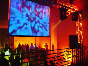 Iluminação robótica para pista de dança corporativa - Padoma Eventos