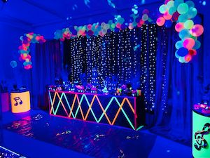 Iluminação de luz negra neon para festa infantil e teen - Padoma Eventos