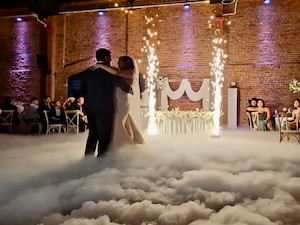 Efeito de fumaça baixa de gelo seco para valsa dos noivos e dança do casal - Padoma Eventos