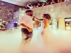 Efeito Low Fog nuvem baixa para fotos marcantes na pista de dança de casamento - Padoma Evento