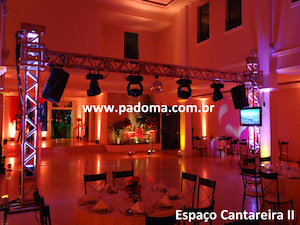 Iluminação decorativa cênica para festa de 100 convidados com tvs - Padoma Eventos