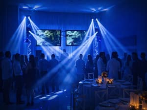 Sistema de TVs 65 polegadas integradas para festa em salão de prédio