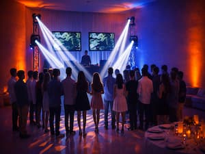 TV 65 polegadas exibindo videoclipes musicais para festa teen